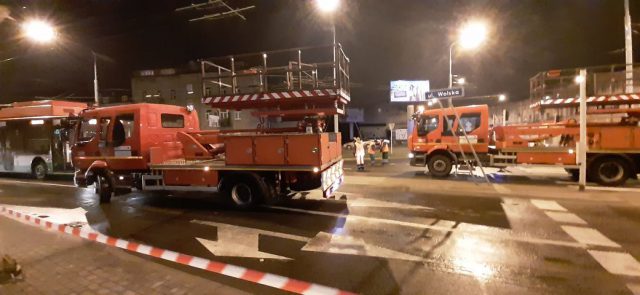 Błyski i snopy iskier na placu Bychawskim. Duża awaria sieci trakcyjnej, uszkodzone trzy pojazdy (wideo, zdjęcia)