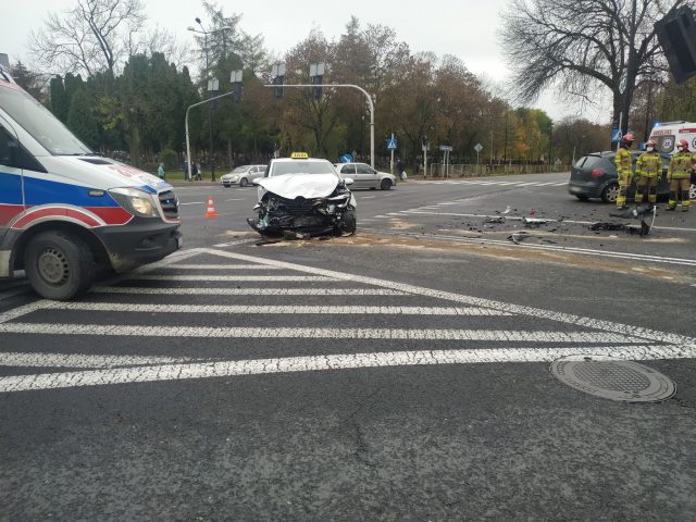 Jeden z kierowców wjechał na skrzyżowanie na czerwonym. Jedna osoba trafiła do szpitala (zdjęcia)