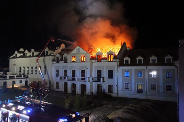 Pożar Domu Pielgrzyma w Kodniu. W akcji gaśniczej kilkudziesięciu strażaków (zdjęcia)