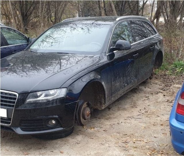 W biały dzień ktoś ukradł koła z zaparkowanego audi. Widziałeś złodzieja? (zdjęcia)