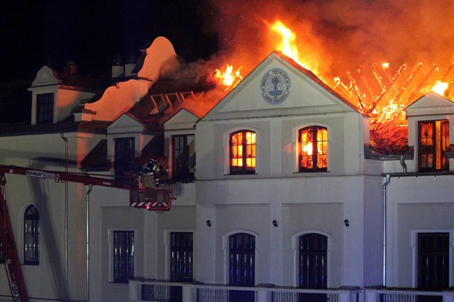 Pożar Domu Pielgrzyma w Kodniu. W akcji gaśniczej kilkudziesięciu strażaków (zdjęcia)