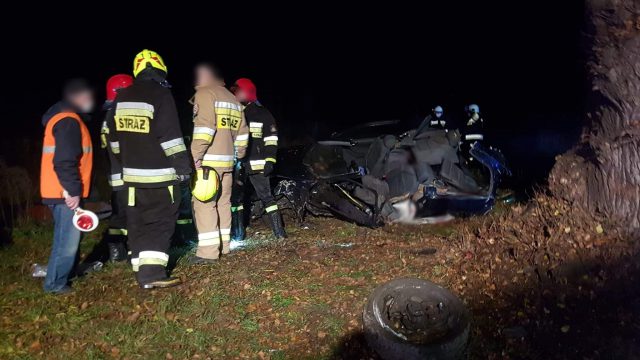 Audi roztrzaskało się na drzewie, dwie osoby nie żyją. Licznik zatrzymał się na 200 km/h (zdjęcia)