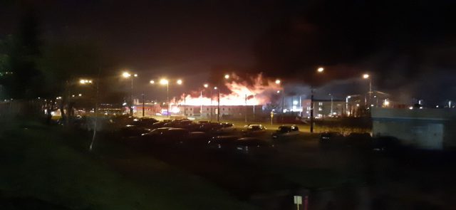 Ogromny pożar w Lublinie. Na miejscu z ogniem walczy kilkudziesięciu strażaków (wideo)