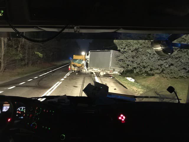 Zablokowana droga krajowa nr 19 po zderzeniu dwóch pojazdów dostawczych i ciężarówki (zdjęcia)