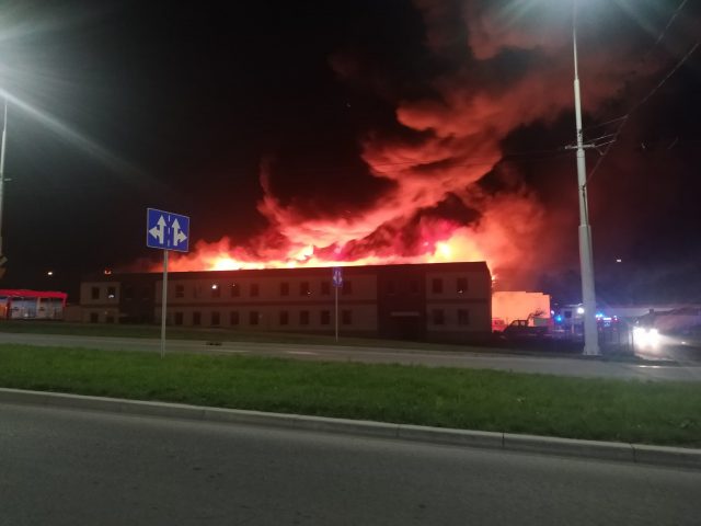 Ogromny pożar w Lublinie. Na miejscu z ogniem walczy kilkudziesięciu strażaków (wideo)