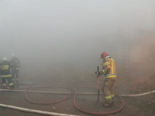 Strażacy gasili pożar obory. W akcji dziewięć zastępów straży pożarnej (zdjęcia)