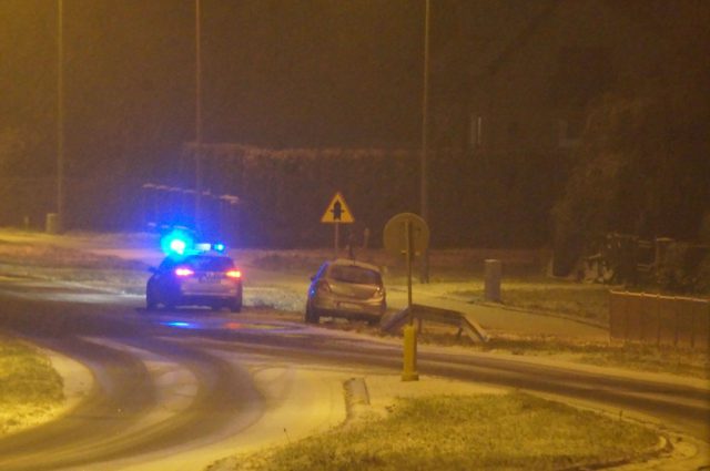 Opel wpadł w poślizg. Auto wypadło z drogi i przewróciło się na bok (wideo, zdjęcia)