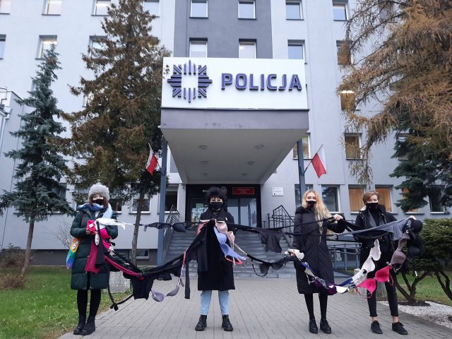 „Łańcuchy” z biustonoszy przed lubelskimi komisariatami. Przedstawicielki lubelskiego Strajku Kobiet znowu protestują (zdjęcia)