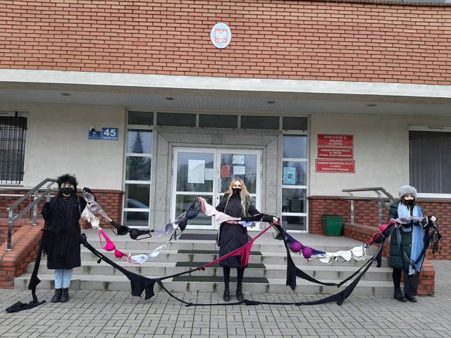 „Łańcuchy” z biustonoszy przed lubelskimi komisariatami. Przedstawicielki lubelskiego Strajku Kobiet znowu protestują (zdjęcia)