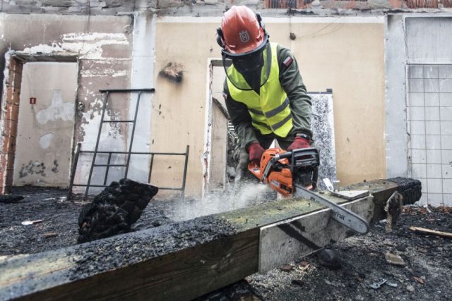 Terytorialsi pomagają usuwać skutki pożaru w Kodniu (zdjęcia)