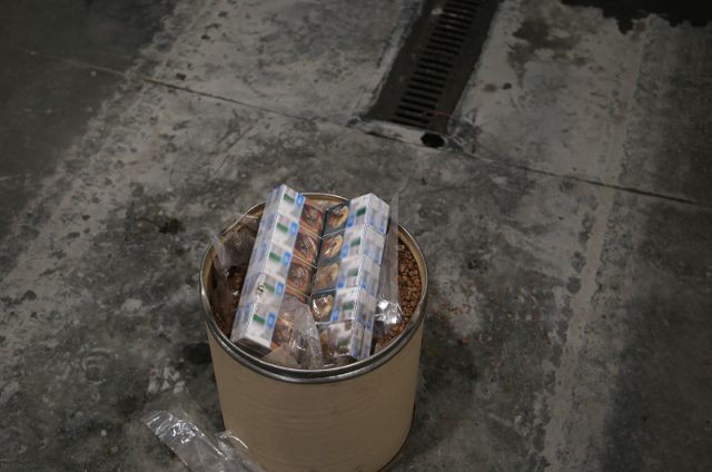 Nielegalne papierosy o wartości blisko 2 mln złotych w ciężarówce z ładunkiem keramzytu (zdjęcia)