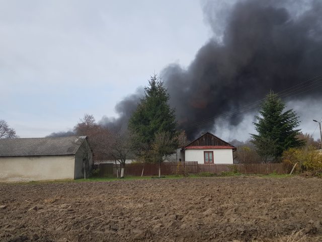 Ogromny pożar w zakładzie produkcyjnym. Z ogniem walczy kilkudziesięciu strażaków (wideo, zdjęcia)