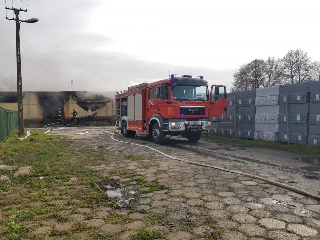 Ogromny pożar w zakładzie produkcyjnym. Z ogniem walczy kilkudziesięciu strażaków (wideo, zdjęcia)