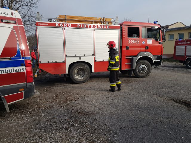 Ogromny pożar w zakładzie produkcyjnym. Z ogniem walczy kilkudziesięciu strażaków (wideo, zdjęcia)