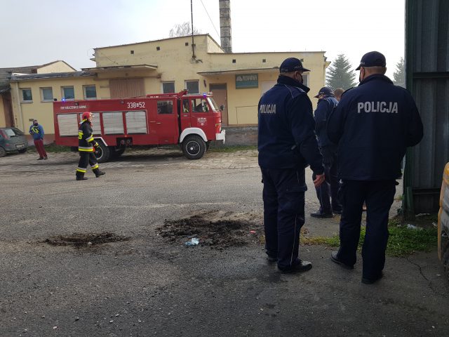 Ogromny pożar w zakładzie produkcyjnym. Z ogniem walczy kilkudziesięciu strażaków (wideo, zdjęcia)