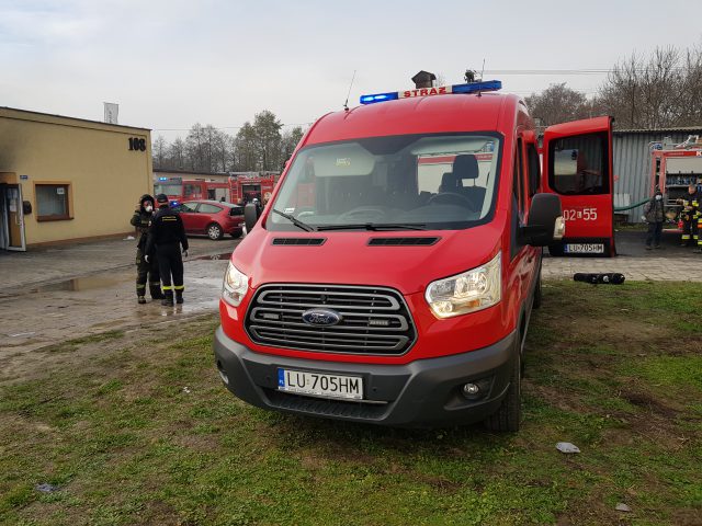 W pożarze zakładu koło Lublina zginął mężczyzna, są też osoby ranne. Strażacy wciąż walczą z ogniem (zdjęcia, wideo)