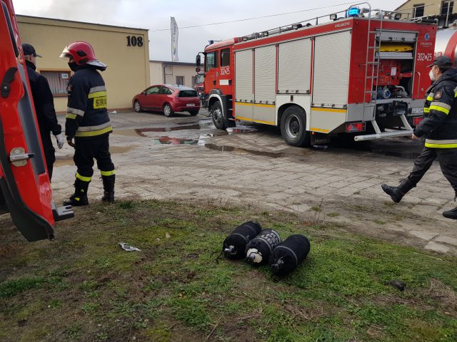 W pożarze zakładu koło Lublina zginął mężczyzna, są też osoby ranne. Strażacy wciąż walczą z ogniem (zdjęcia, wideo)
