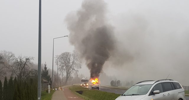 Na trasie Lublin – Bełżyce spłonął pojazd dostawczy (zdjęcia)