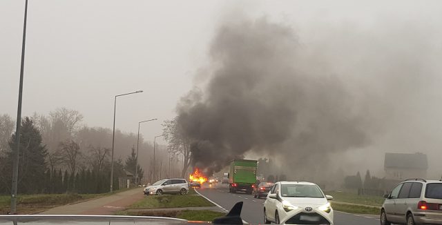 Na trasie Lublin – Bełżyce spłonął pojazd dostawczy (zdjęcia)