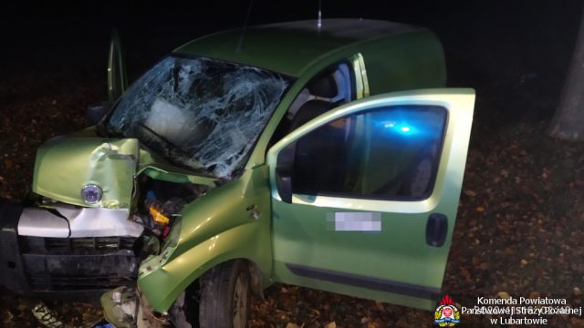 Fiat uderzył w drzewo na krajowej 19, dwie osoby trafiły do szpitala (zdjęcia)