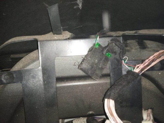 Dwa nielegalne wyłączniki tachografów w ciężarówkach. Przewoźnikom grożą kary pieniężne (zdjęcia)