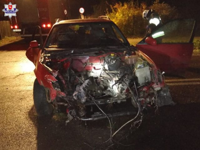 Pijany kierowca sprawcą groźnego wypadku. Audi uderzyło w drzewo, jedna osoba w szpitalu (zdjęcia)