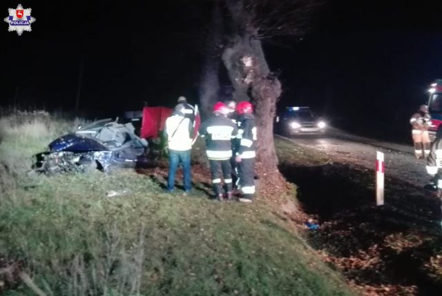 Audi roztrzaskało się na drzewie, dwie osoby nie żyją. Licznik zatrzymał się na 200 km/h (zdjęcia)