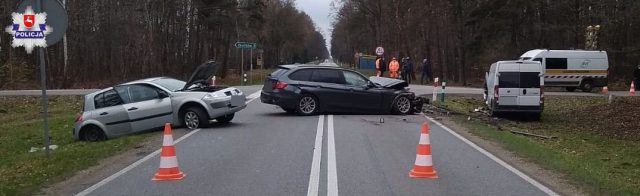 Wymuszenie pierwszeństwa przyczyną zderzenia trzech pojazdów. Dwie osoby trafiły do szpitala (zdjęcia)