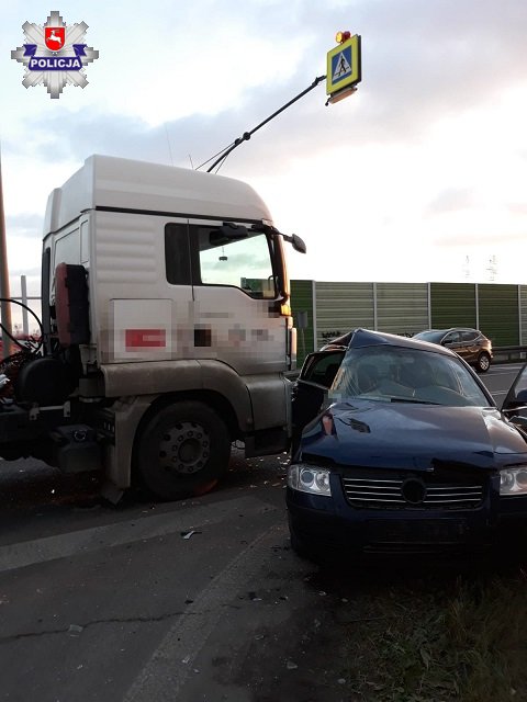 Wjechał volkswagenem przed nadjeżdżającą ciężarówkę, doszło do zderzenia. Jedna osoba trafiła do szpitala (zdjęcia)