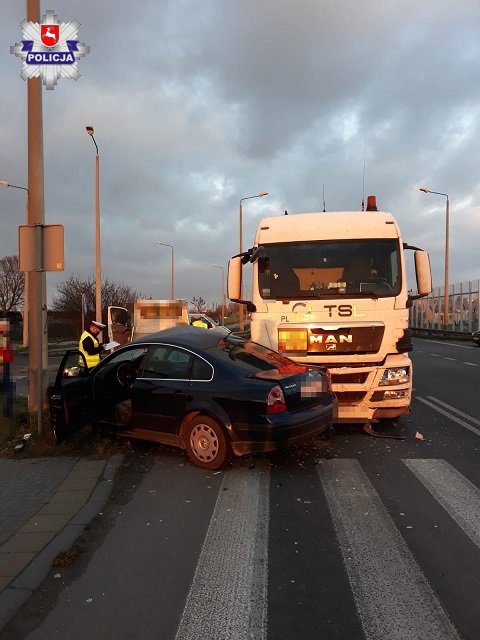 Wjechał volkswagenem przed nadjeżdżającą ciężarówkę, doszło do zderzenia. Jedna osoba trafiła do szpitala (zdjęcia)