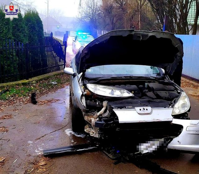 Wpadł peugeotem w poślizg i uderzył w ogrodzenie posesji (zdjęcia)