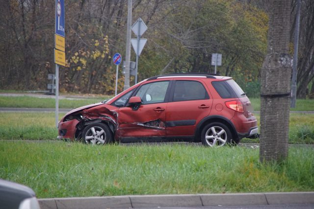 Zderzenie dwóch pojazdów na skrzyżowaniu w Lublinie (zdjęcia)
