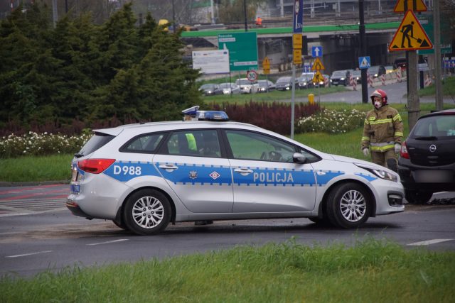 Zderzenie dwóch pojazdów na skrzyżowaniu w Lublinie (zdjęcia)