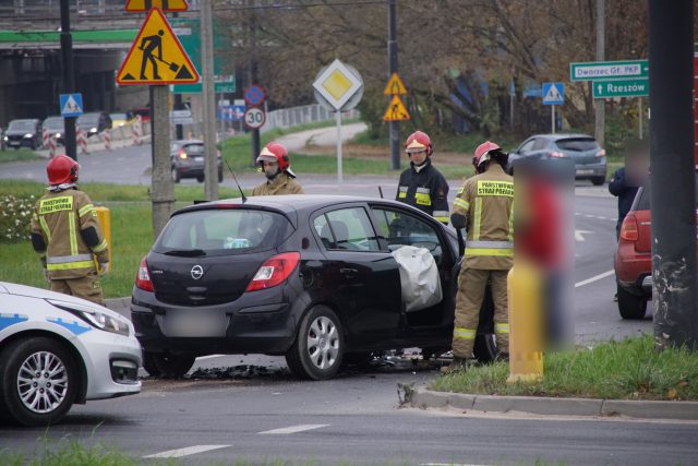 Zderzenie dwóch pojazdów na skrzyżowaniu w Lublinie (zdjęcia)