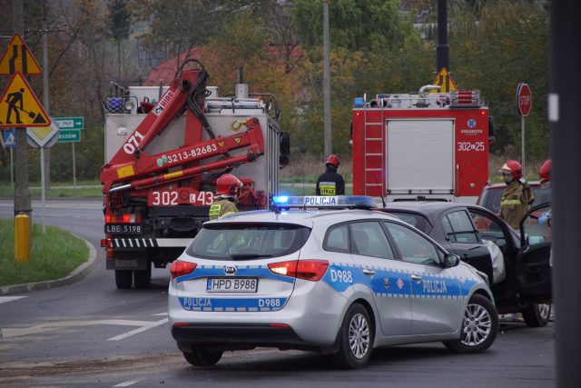 Zderzenie dwóch pojazdów na skrzyżowaniu w Lublinie (zdjęcia)