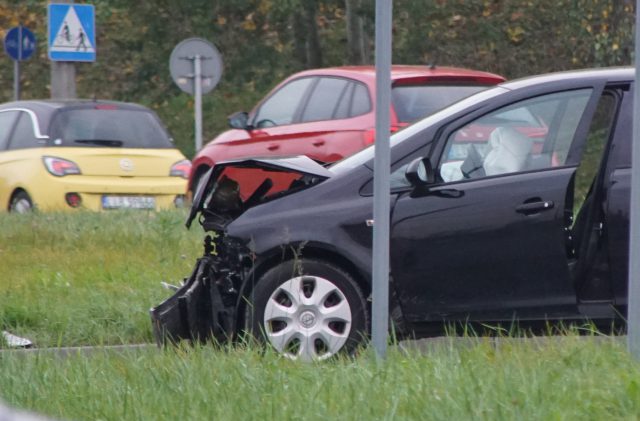 Zderzenie dwóch pojazdów na skrzyżowaniu w Lublinie (zdjęcia)