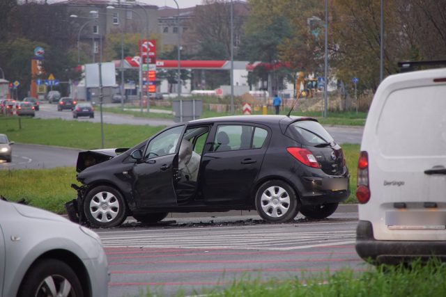 Zderzenie dwóch pojazdów na skrzyżowaniu w Lublinie (zdjęcia)