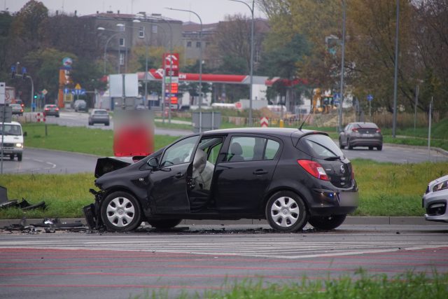 Zderzenie dwóch pojazdów na skrzyżowaniu w Lublinie (zdjęcia)