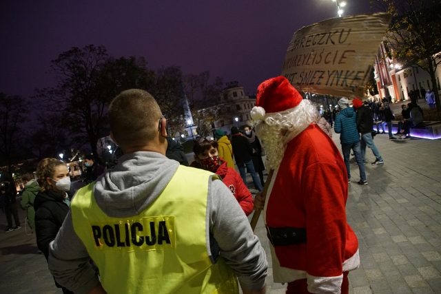 Po sobotnim marszu w Lublinie policjanci wystawili 6 mandatów i skierowali 70 wniosków do sądu (zdjęcia)