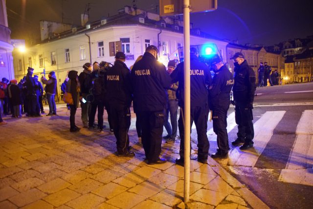 Po sobotnim marszu w Lublinie policjanci wystawili 6 mandatów i skierowali 70 wniosków do sądu (zdjęcia)