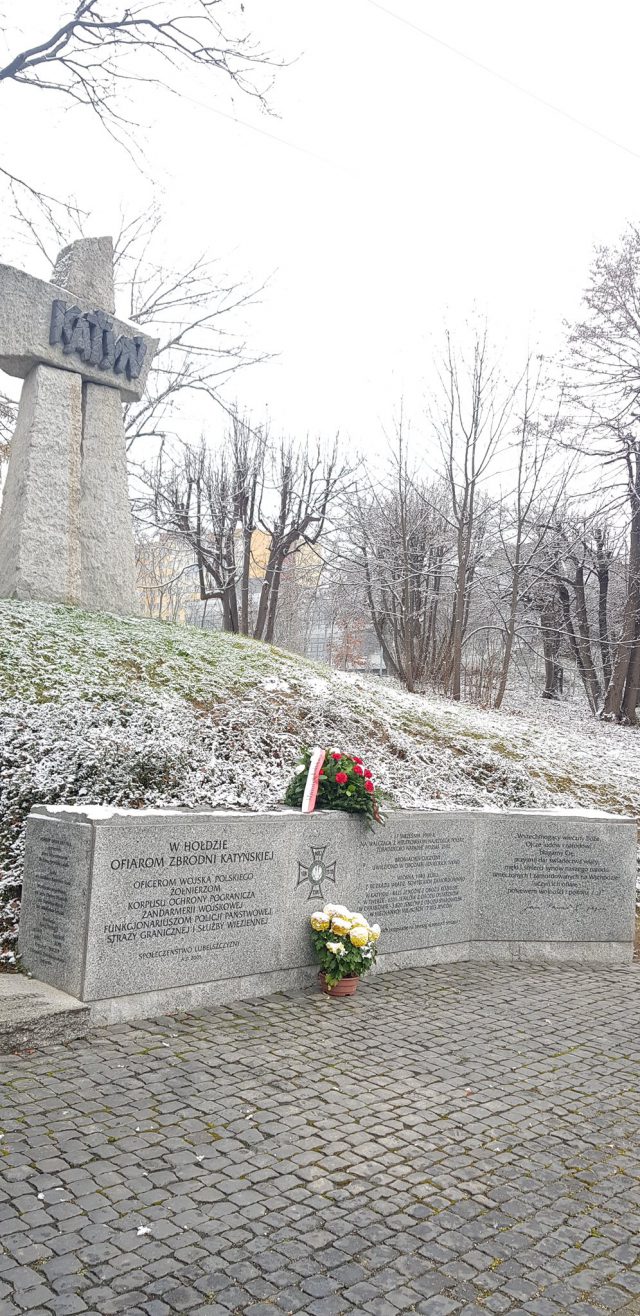 Minister edukacji narodowej Przemysław Czarnek złożył świeże kwiaty przy pomniku Ofiar Zbrodni Katyńskiej w Lublinie (zdjęcia)