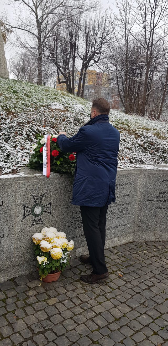 Minister edukacji narodowej Przemysław Czarnek złożył świeże kwiaty przy pomniku Ofiar Zbrodni Katyńskiej w Lublinie (zdjęcia)