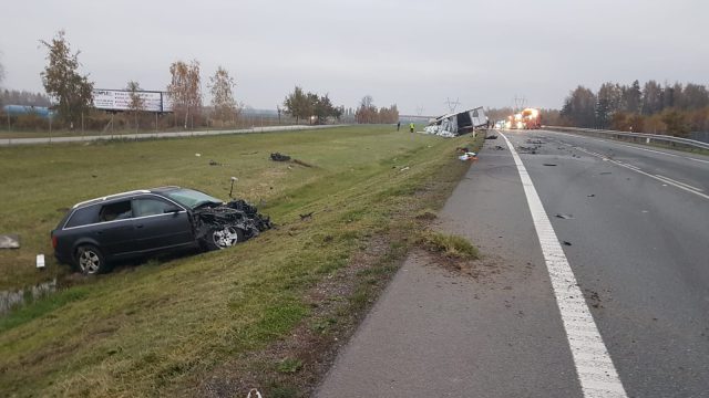 Po zderzeniu ciężarówki z osobówką zablokowana jest trasa Puławy – Zwoleń (zdjęcia)