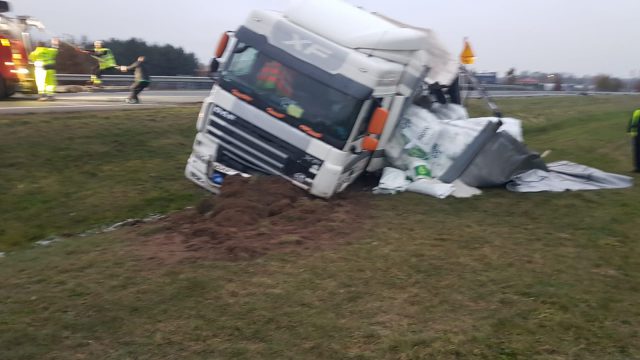 Po zderzeniu ciężarówki z osobówką zablokowana jest trasa Puławy – Zwoleń (zdjęcia)