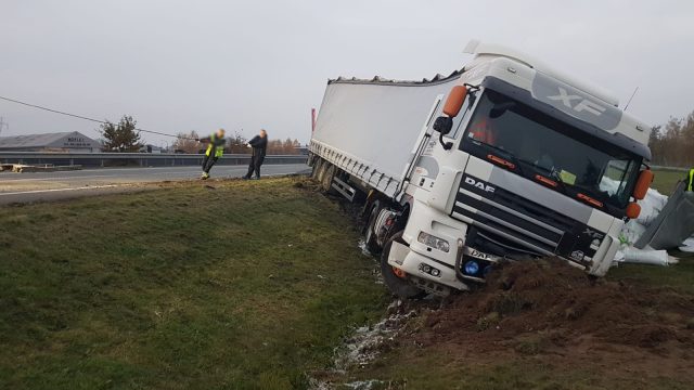 Po zderzeniu ciężarówki z osobówką zablokowana jest trasa Puławy – Zwoleń (zdjęcia)
