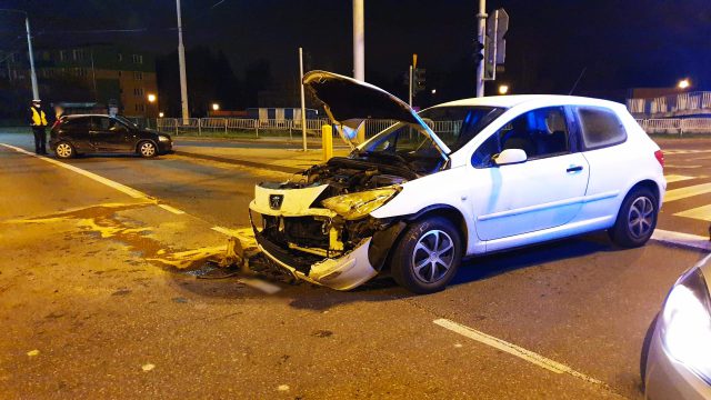 Nocne zderzenie peugeota z oplem na skrzyżowaniu. Jeden z kierowców nie ustąpił pierwszeństwa przejazdu (zdjęcia)