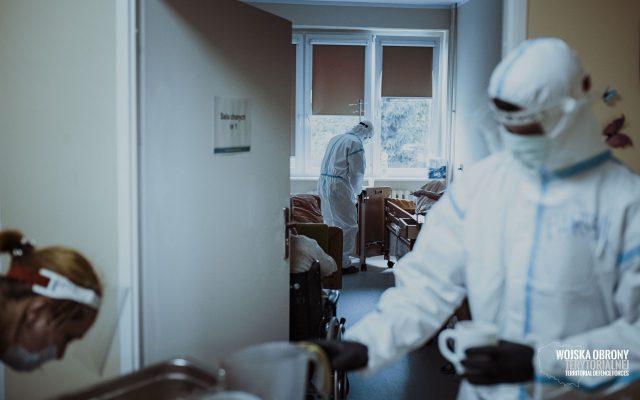 Terytorialsi wspierają szpitale w walce z koronawirusem (zdjęcia)