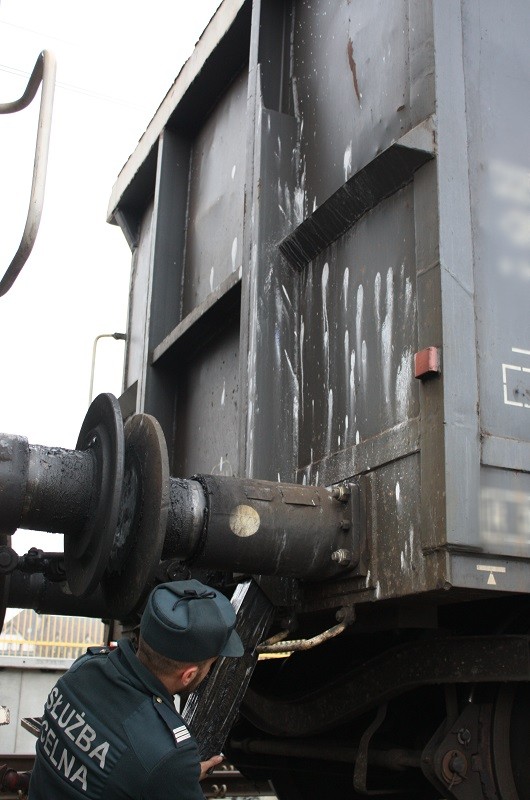 Nielegalne papierosy w kołach ciężarówki i pociągach jadących z Białorusi (zdjęcia)