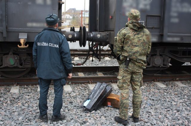 Nielegalne papierosy w kołach ciężarówki i pociągach jadących z Białorusi (zdjęcia)