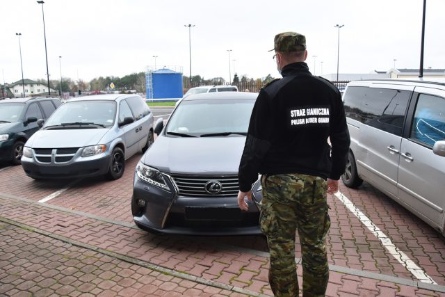 Na granicy zatrzymano poszukiwanego lexusa o wartości 160 tys. zł (zdjęcia)